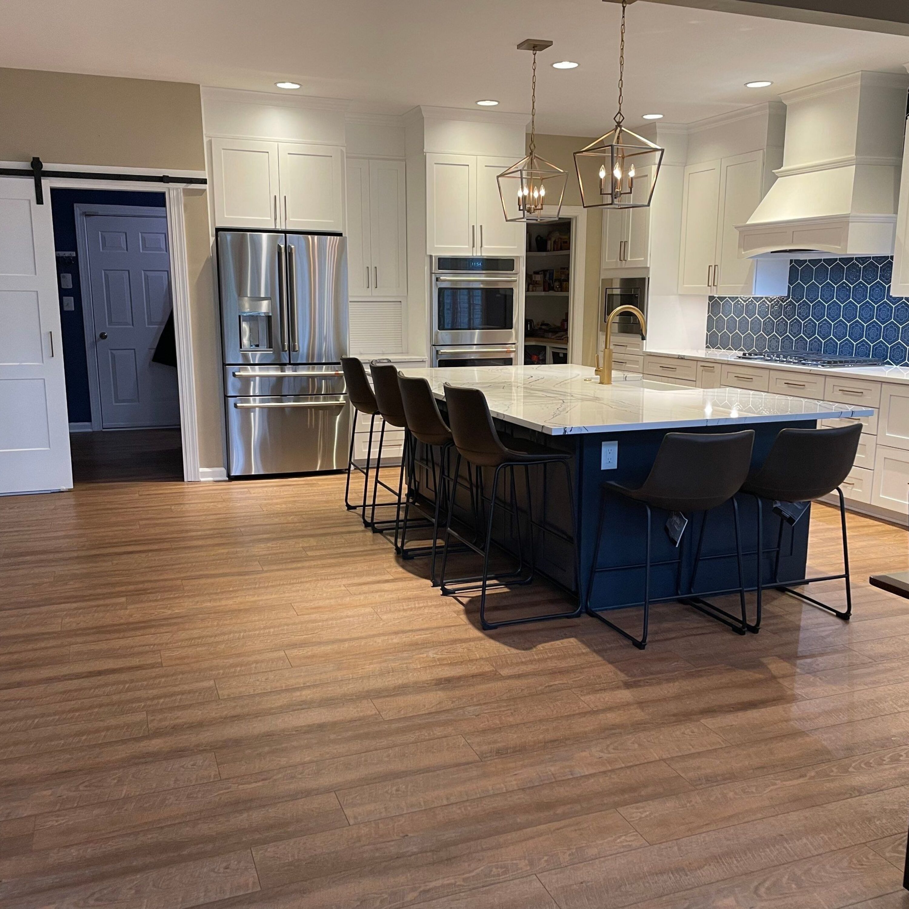 Marble island with black base and stools